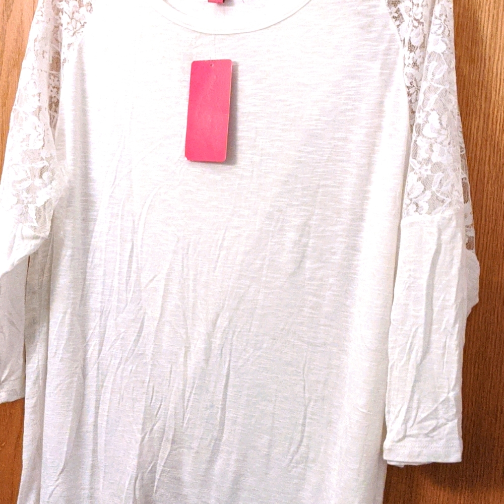 Curve Revolution White and lace shirt